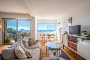 Bright apartment with a sea view