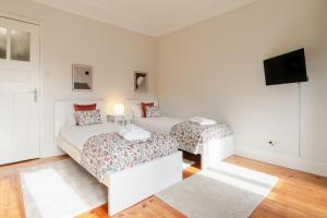 Modern & Cozy Flat with Workspace by HostWise