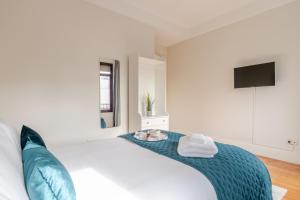 Modern & Cozy Flat with Workspace by HostWise