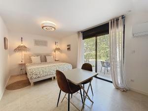 Chambre Deluxe - vue jardin - située dans le triangle dor du Luberon