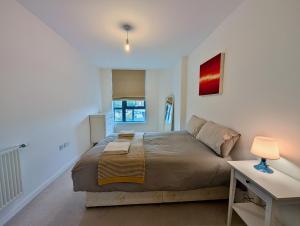 Spacious and Luxury 2 bed 2 bath Just 5 minutes walk from the underground