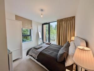 Spacious and Luxury 2 bed 2 bath Just 5 minutes walk from the underground