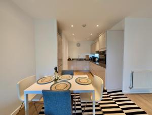 Spacious and Luxury 2 bed 2 bath Just 5 minutes walk from the underground