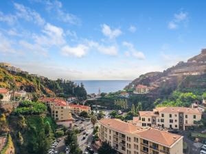 Sunny Ponta "Nomads village"