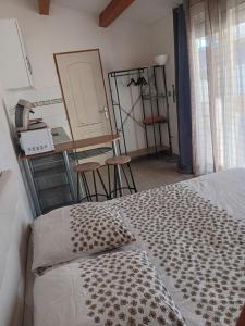 Studio sympa avec parking privé, piscine et clim