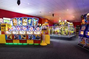 3 Bed Cabin - Sleeps 8 - Wifi Free Parking Pets