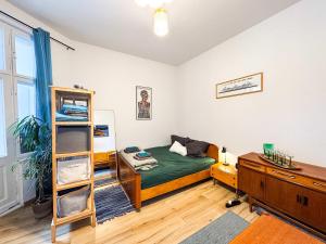 Bright Apartment with Balcony in Central Neukolln