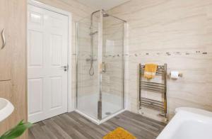 Oxheys Stays - Sleeps 7 - Home from Home