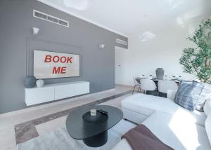 Free housekeeping visits during your stay - StayShort - Dubai Marina 2 bed for 4 in a Great Location