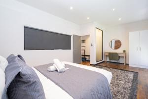 1003 Central Cape Town 2-Bedroom Apt with Parking