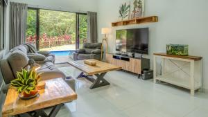 Modern Retreat In The Rainforest With River Access