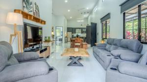 Modern Retreat In The Rainforest With River Access