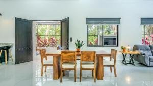 Modern Retreat In The Rainforest With River Access