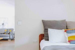 Quiet Gloucester Road flat with AC and smart tech