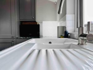 Quiet Victorian flat, Gloucester Road, fast wifi