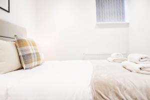 The Dashwood Suite - 2BR Modern Apt with Stylish Design Decor, Free Secure Underground Parking & 50" Smart TV