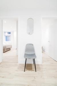 The Dashwood Suite - 2BR Modern Apt with Stylish Design Decor, Free Secure Underground Parking & 50" Smart TV