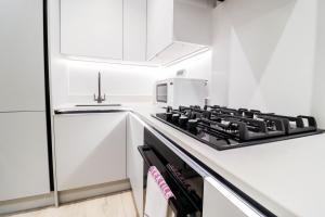 The Dashwood Suite - 2BR Modern Apt with Stylish Design Decor, Free Secure Underground Parking & 50" Smart TV