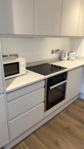 Joyful Group - Stylish 2 Bedroom Duplex with Sofa Bed in Salford M5