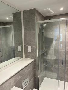 Joyful Group - Stylish 2 Bedroom Duplex with Sofa Bed in Salford M5