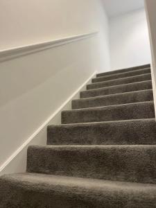 Joyful Group - Stylish 2 Bedroom Duplex with Sofa Bed in Salford M5