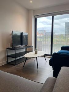 Joyful Group - Stylish 2 Bedroom Duplex with Sofa Bed in Salford M5