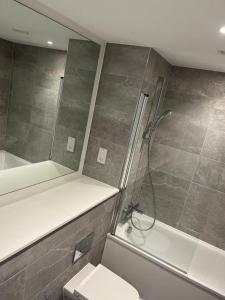 Joyful Group - Stylish 2 Bedroom Duplex with Sofa Bed in Salford M5