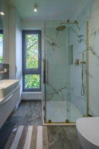 Amber Glow by Praia Apartments - 3 Bedrooms, Parking