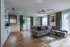 Amber Glow by Praia Apartments - 3 Bedrooms, Parking