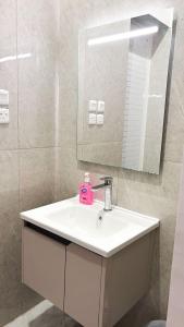 شقة راقية بغرفة نوم وصالة مريحة