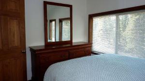 Quiet Tree House-Style Cabin in Chugach National Forest, Alaska