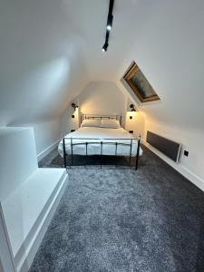 Dippen Hall Signature Apartment - Minutes From Gatwick Airport