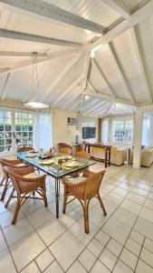 Casa na Ferradura com piscina e churrasqueira