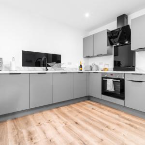 Stylish 2 Bedroom Apartment - Balcony - Parking - Fast WIFI - 3MC