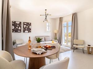 Sanders Paros Gardens