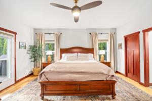 Gated Retreat, Sleeps 8, Professional Kitchen, Fireplace, DreamCloud Mattresses