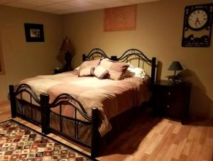 Spcious Vction Rentl for 22 Guests in Rurl Setting in Montezum, Iow