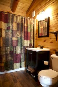 Stunning Private Cabin Getaway with Gorgeous Fireplace near Quincy, Illinois