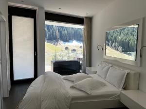 Luxurious 3 bed, 3 bath Apmt w Pool