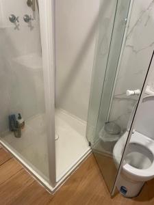 Budget House ,Parking on street,only for One Person ,Extra guest not welcome