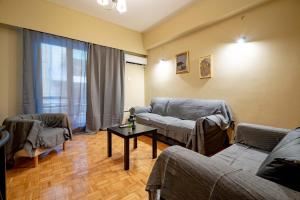 Warm 2BR Apt - Central Kypseli by ΜΡS