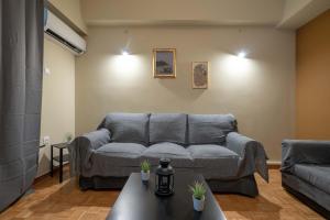 Warm 2BR Apt - Central Kypseli by ΜΡS