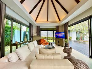 Luxury Pool Villa Resort Style Near Laguna Area
