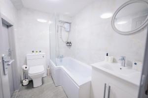 2 Bedroom 2 Bathroom Luxury Apartment - Fast WiFi & Free Parking