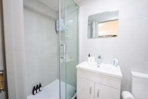 2 Bedroom 2 Bathroom Luxury Apartment - Fast WiFi & Free Parking