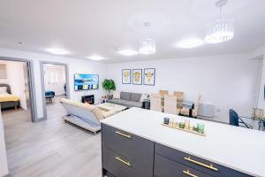 2 Bedroom 2 Bathroom Luxury Apartment - Fast WiFi & Free Parking