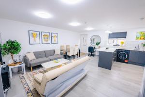 2 Bedroom 2 Bathroom Luxury Apartment - Fast WiFi & Free Parking