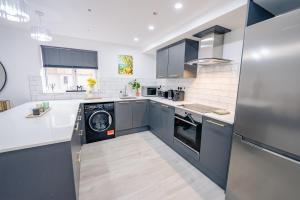 2 Bedroom 2 Bathroom Luxury Apartment - Fast WiFi & Free Parking