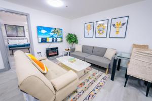 2 Bedroom 2 Bathroom Luxury Apartment - Fast WiFi & Free Parking