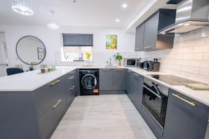 2 Bedroom 2 Bathroom Luxury Apartment - Fast WiFi & Free Parking